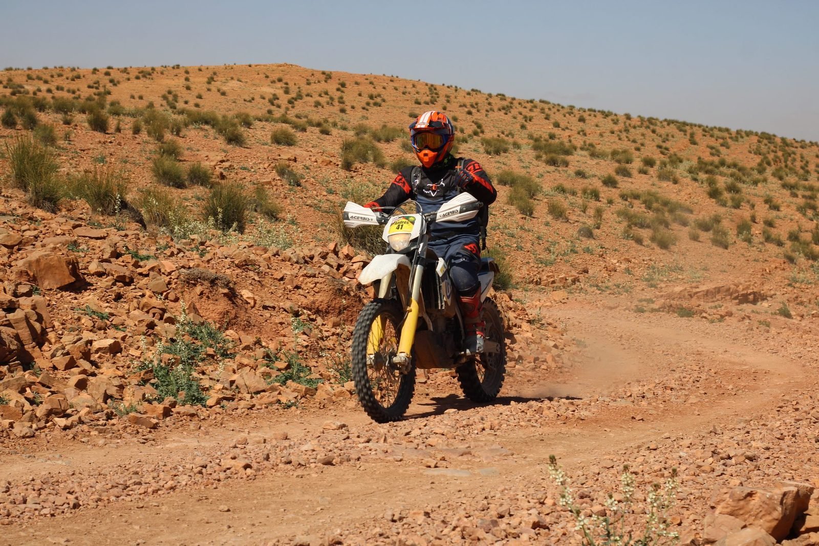 Piloto bajando por la pista
