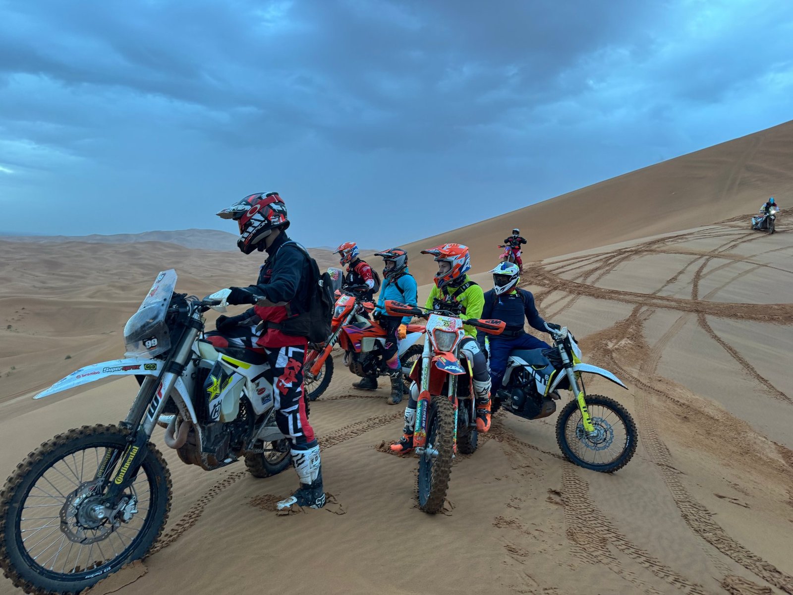 Raid Marruecos: grupo de motos en las dunas