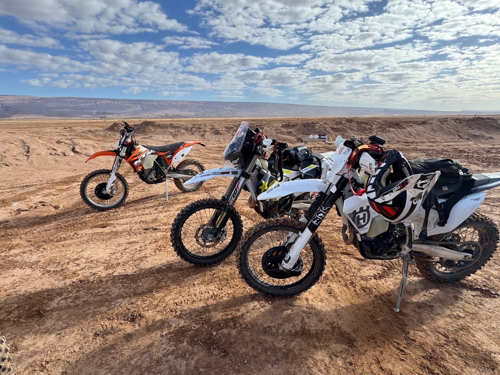 Motos del raid en el desierto